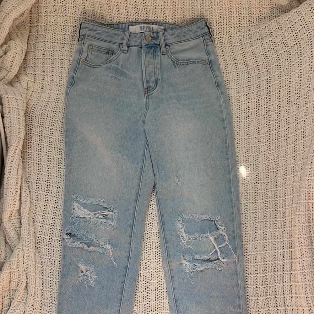BRANDY MELVILLE RIPPED MOM JEANS